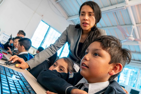 Maestra enseñando a niños Maestra enseñando a niños