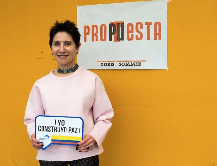 Doris Sommer porta un mensaje que dice que dice Yo construyo paz Doris Sommer porta un mensaje que dice que dice Yo construyo paz