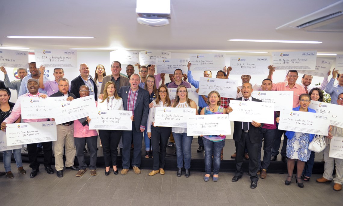 Gina Parody entrega incentivos a colegios de Antioquia, Apartadó, Rionegro y Turbo que superaron metas en mejoramiento de la calidad educativa