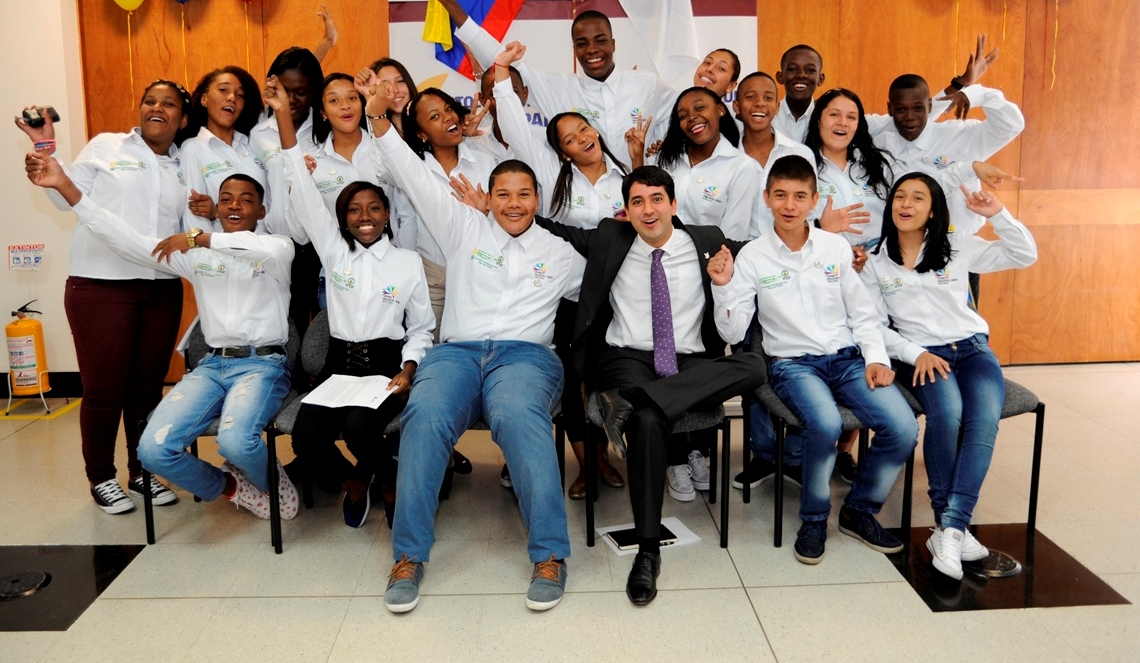 Viceministro Víctor Saavedra despidió a 20 jóvenes del Chocó que viajarán a Boston a un intercambio estudiantil