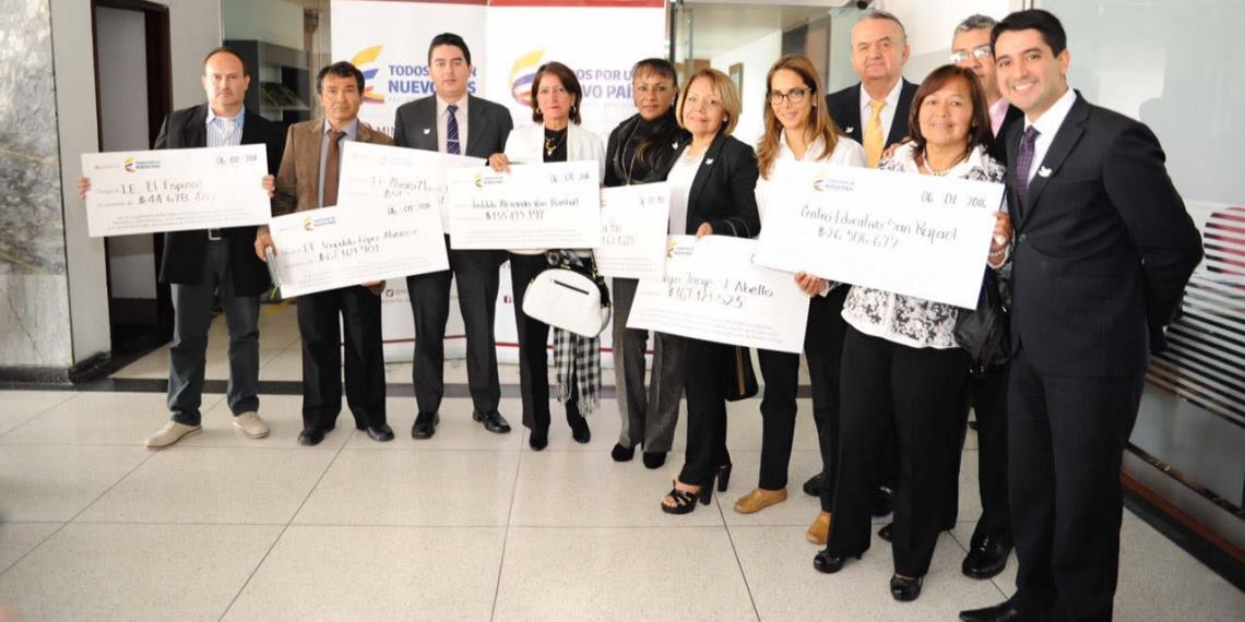 Ministra Gina Parody entrega incentivos a nueve de los mejores quince colegios oficiales del país Ministra Gina Parody entrega incentivos a nueve de los mejores quince colegios oficiales del país