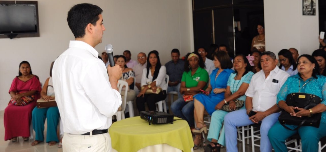 Viceministro de Educación entregó incentivos por cerca de $2.000 millones a instituciones educativas de La Guajira