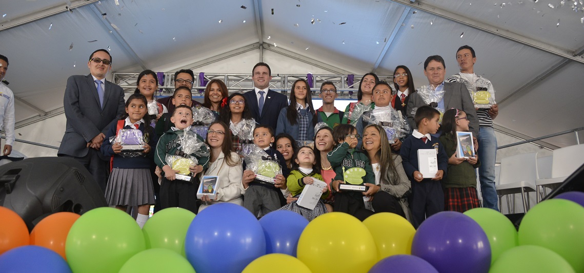 Presidente Santos y Mineducación premian a los 15 ganadores del concurso 'Pinta una Colombia en Paz