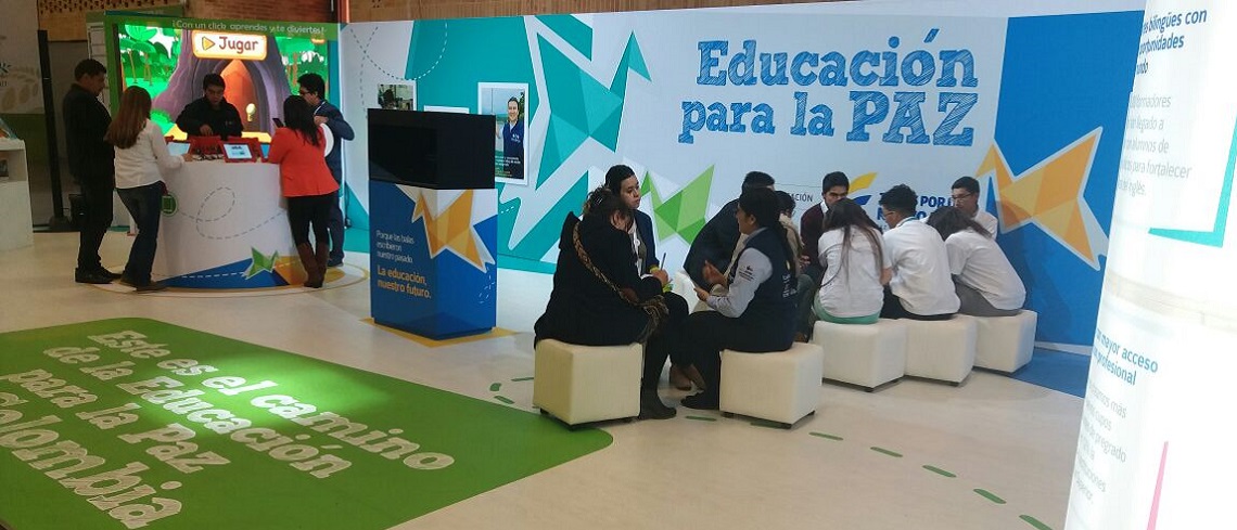 Ministerio de Educación muestra programas que coadyuvan a la construcción de paz