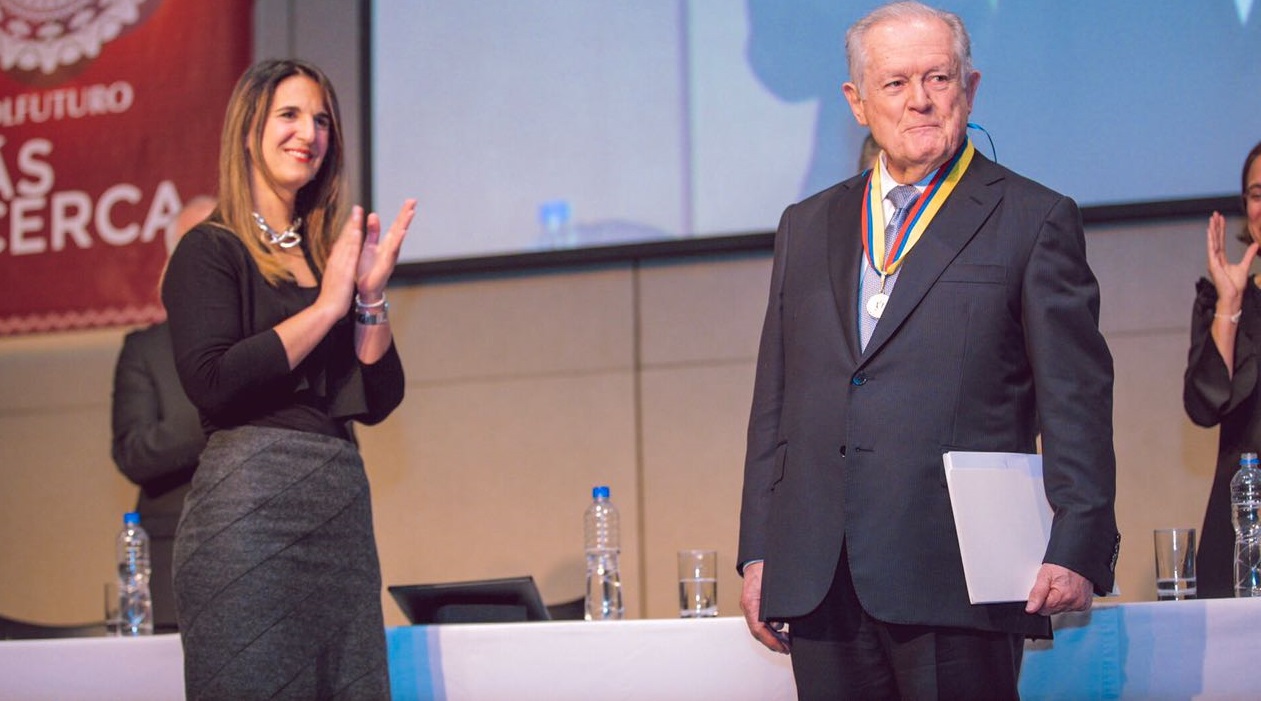 MinEducación condecoró a Luis Carlos Sarmiento como el Gran Maestro