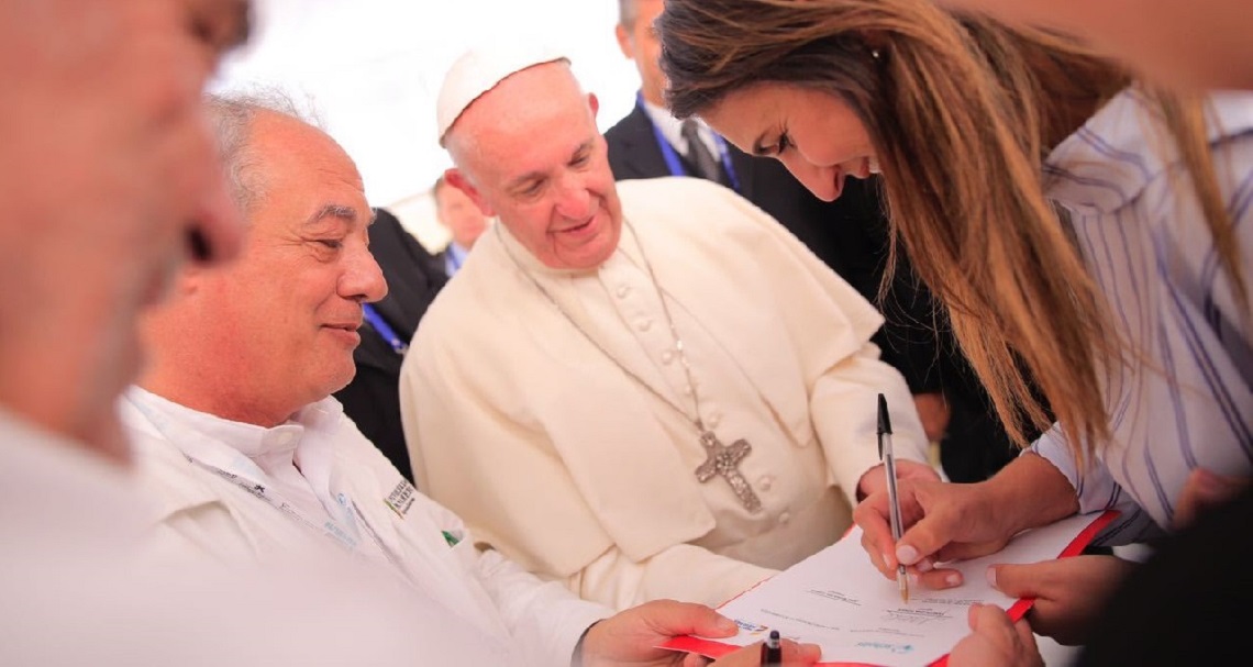 Papa Francisco acompaña firma de convenio para promover la participación de jóvenes en la transformación del país