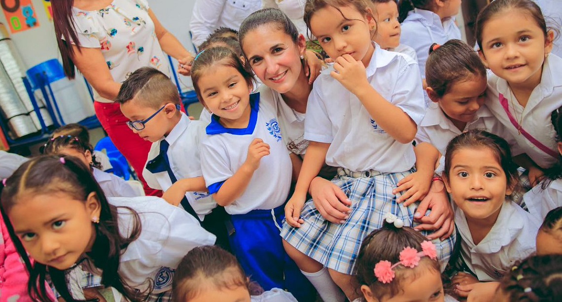 Ministra de Educación Yaneth Giha en compañía de estudiantes de Mocoa