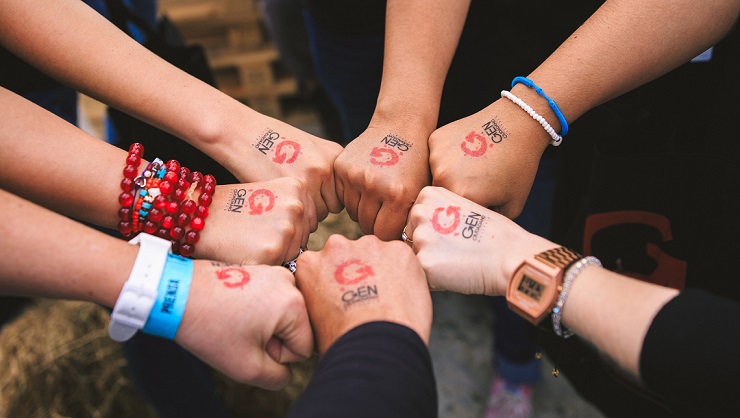 Manos haciendo símbolo de unión con mensajes de Gen Ciudadano Manos haciendo símbolo de unión con mensajes de Gen Ciudadano