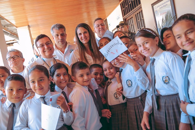 Ministra de Educación con los estudiantes de la Institución Educativa Medalla Milagrosa de Chaparral, Tolima.