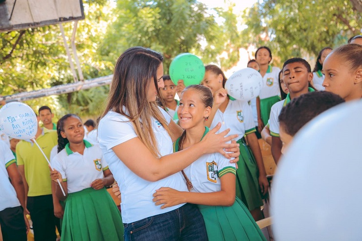 Ministra Yaneth Giha se reunió con la comunidad educativa de La Guajira para entregarles buenas noticias sobre infraestructura educativa
