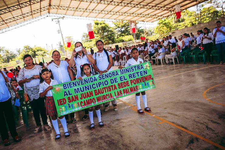 niños de la institucion educativa San Juan Bautista reciben a la Ministra Giha niños de la institucion educativa San Juan Bautista reciben a la Ministra Giha