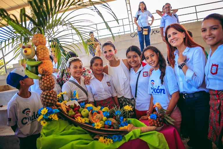Ministra Giha posa con niños Ministra Giha posa con niños