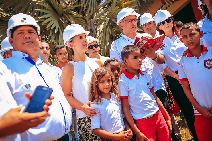 Ministra Giha con niños beneficiarios de obras siembran árbol Ministra Giha con niños beneficiarios de obras siembran árbol