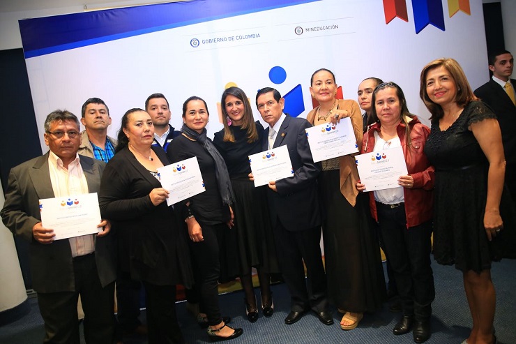 Ministra de Educación con un grupo de rectores graduados por el Programa Todos a Aprender 2.0 Ministra de Educación con un grupo de rectores graduados por el Programa Todos a Aprender 2.0