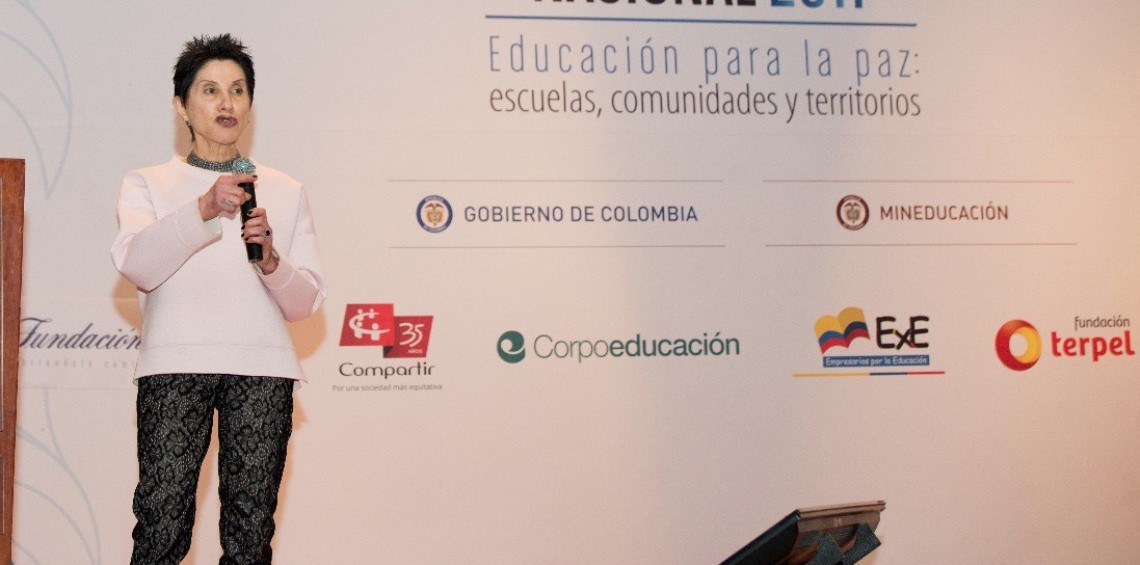 Doris Sommer de Estados Unidos en su conferencia Educar es sembrar la paz Doris Sommer de Estados Unidos en su conferencia Educar es sembrar la paz