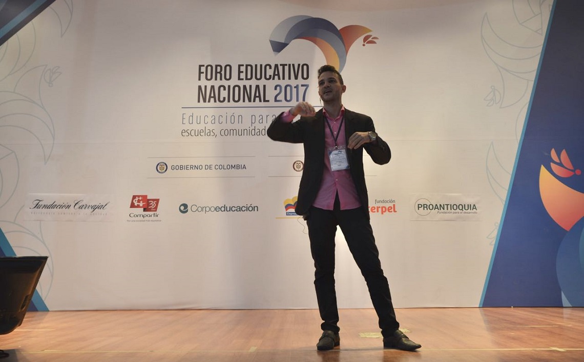 Wemerson Nogueira docente brasilero durante el Foro Educativo Nacional