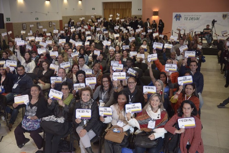 Docentes con un mensaje de paz en cierre de Foro Educativo Nacional Docentes con un mensaje de paz en cierre de Foro Educativo Nacional
