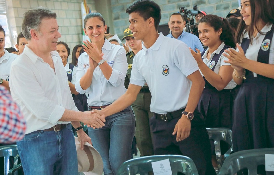 Escuela Plus lleva contendos pedagógicos de calidad a través de televisión satelital a los establecimientos educativos más apartados del pais.