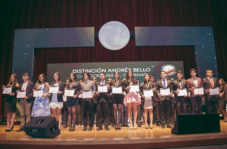 En ‘La Noche de los Mejores’, los estudiantes de distintas universidades con los 20 puntajes más altos en las pruebas Saber PRO recibieron medalla y diploma.