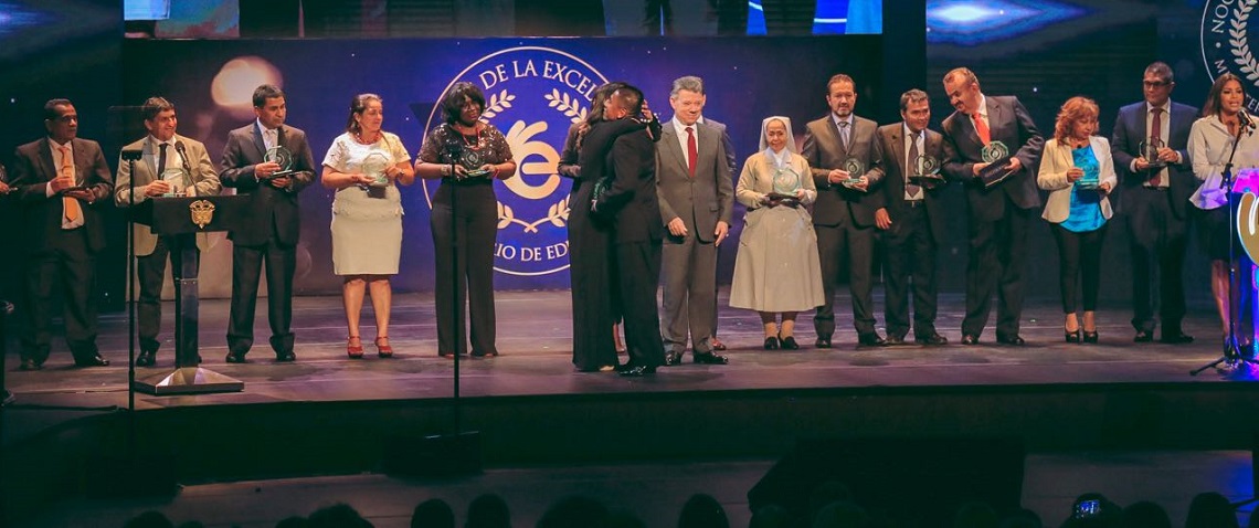 Durante la gala, el Presidente y la Ministra exaltaron las acciones que desde cada una de las regiones  innovan y crean nuevas formas de llevar al aula de clase prácticas pedagógicas que han fortalecido los aprendizajes de los niños y jóvenes, y que hacen que Colombia siga en el camino de ser la nación mejor educada de Latinoamérica en 2025.