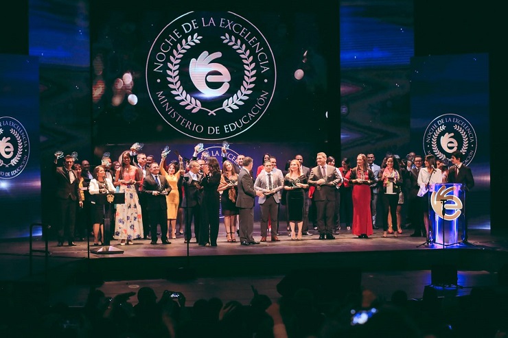 Durante la gala, el Presidente y la Ministra exaltaron las acciones que desde cada una de las regiones  innovan y crean nuevas formas de llevar al aula de clase prácticas pedagógicas que han fortalecido los aprendizajes de los niños y jóvenes, y que hacen que Colombia siga en el camino de ser la nación mejor educada de Latinoamérica en 2025.