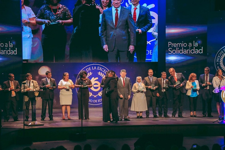 Para la tercera versión de ‘La Noche de la Excelencia’ se creó el ‘Premio a la Solidaridad’, un reconocimiento especial a docentes por solucionar problemáticas de la comunidad donde está la institución educativa.