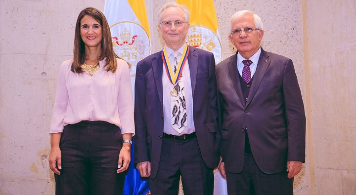 Ministra de educación con Richard Dawkins y el rector de la universidad javeriana el padre peláez Ministra de educación con Richard Dawkins y el rector de la universidad javeriana el padre peláez