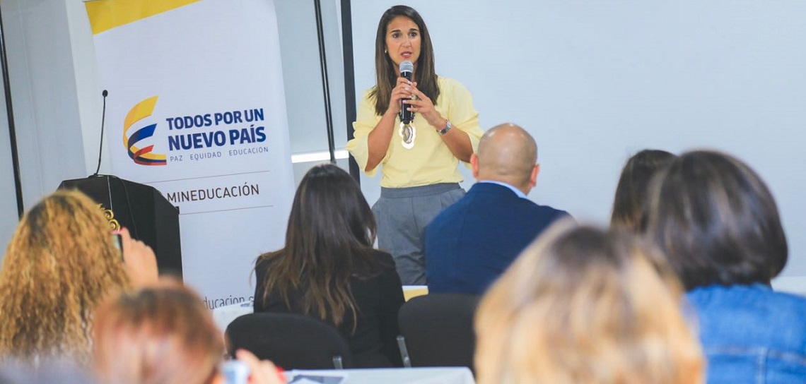 Ministra de Educación presenta mallas de aprendizaje