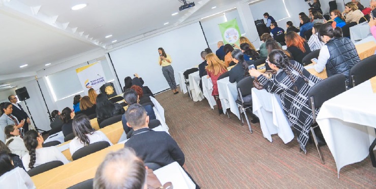 Docentes y comunidad educativa en la presentación de mallas de aprendizaje
