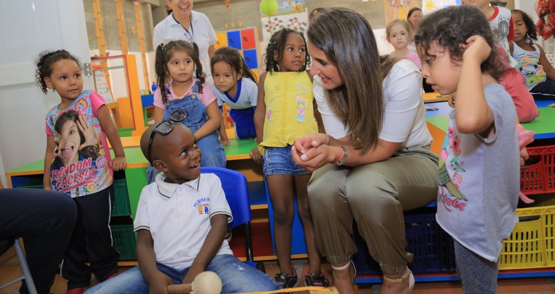 Estas Bases servirán como guía y orientación a maestros y agentes educativos para la organización curricular y pedagógica del servicio educativo de niños entre los 0 y 6 años. Estas Bases servirán como guía y orientación a maestros y agentes educativos para la organización curricular y pedagógica del servicio educativo de niños entre los 0 y 6 años.