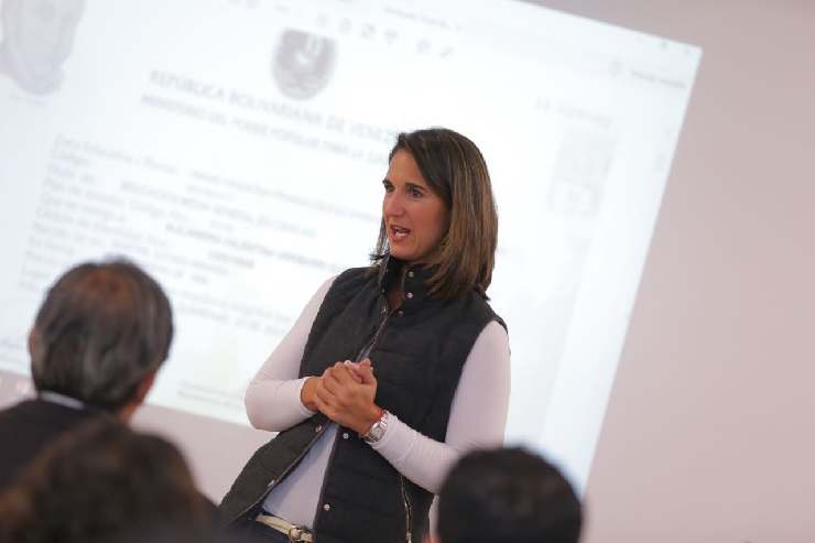 Ministra Yaneth Giha durante el saludo a funcionarios Ministra Yaneth Giha durante el saludo a funcionarios