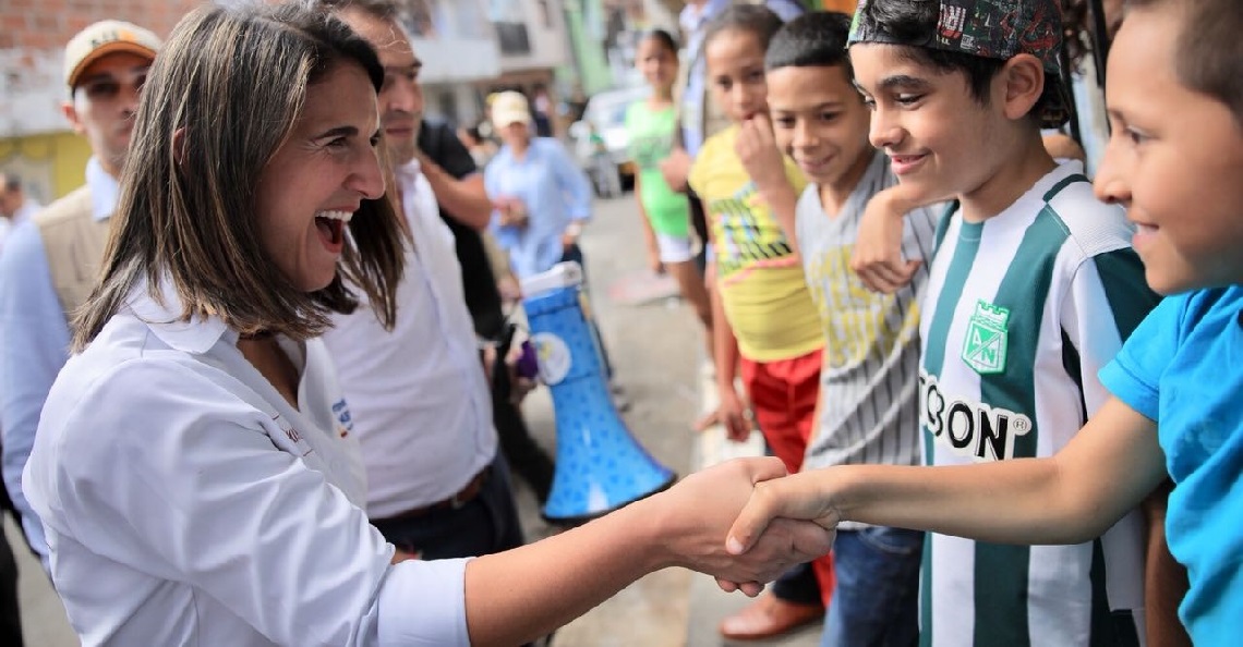 Ministra Yaneth Giha invita a estudiantes al aula de clase Ministra Yaneth Giha invita a estudiantes al aula de clase