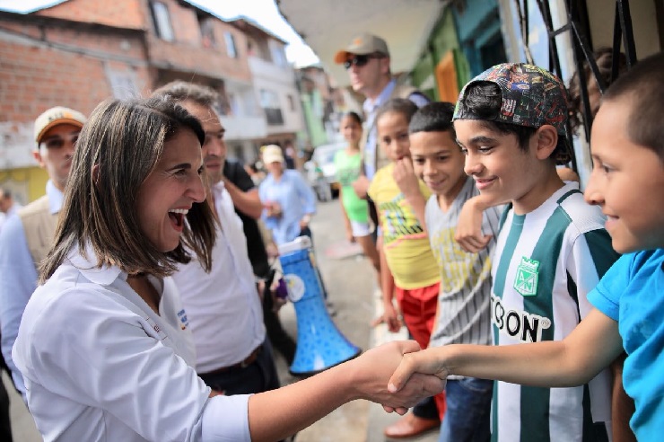 Ministra Yaneth Giha invita a estudiantes al aula de clase Ministra Yaneth Giha invita a estudiantes al aula de clase