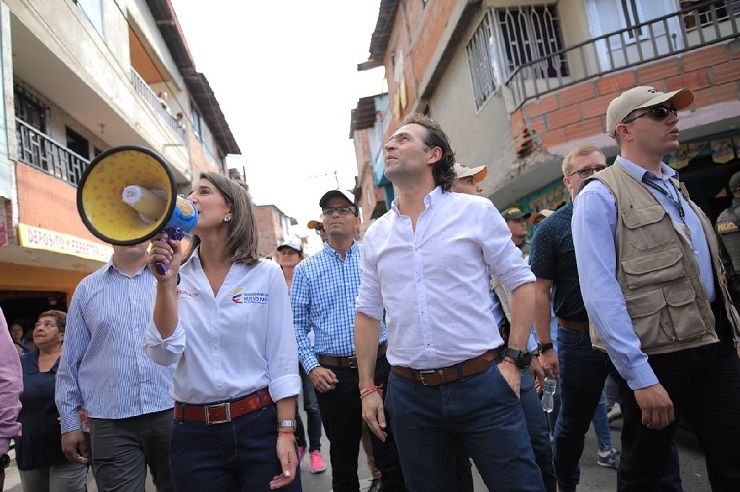 Ministra de Educación con megafono realiza búsqueda activa Ministra de Educación con megafono realiza búsqueda activa