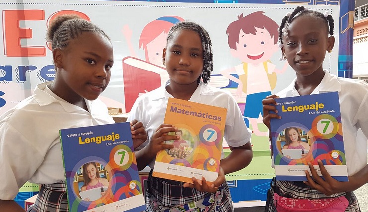 Estudiantes reciben textos escolares Estudiantes reciben textos escolares