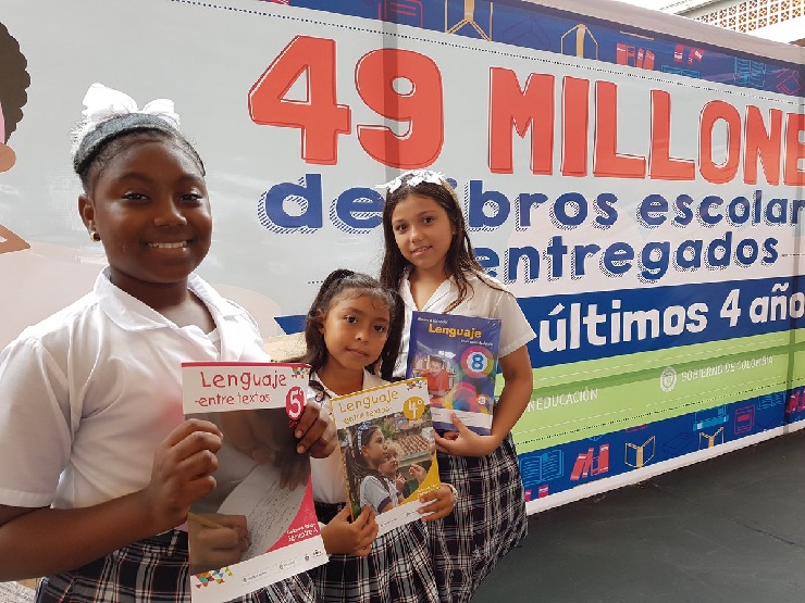 Estudiantes con sus libros de matemáticas y lenguaje Estudiantes con sus libros de matemáticas y lenguaje