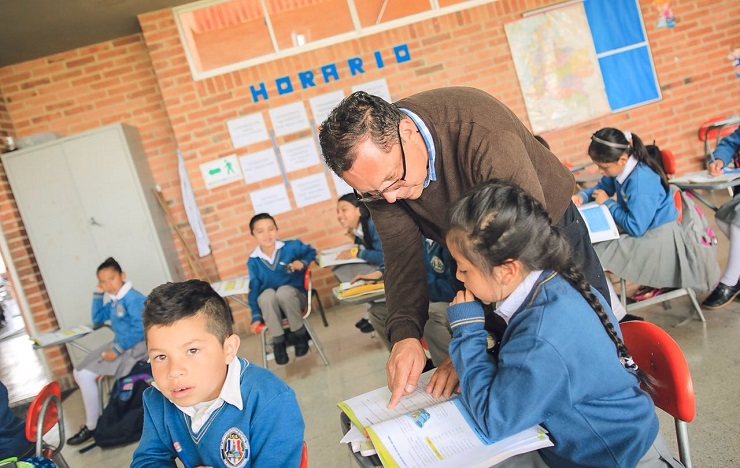 Ambas partes firmamos, afirmamos y confirmamos que la educación es un servicio público esencial y que es un derecho de todos los colombianos. Ambas partes firmamos, afirmamos y confirmamos que la educación es un servicio público esencial y que es un derecho de todos los colombianos.