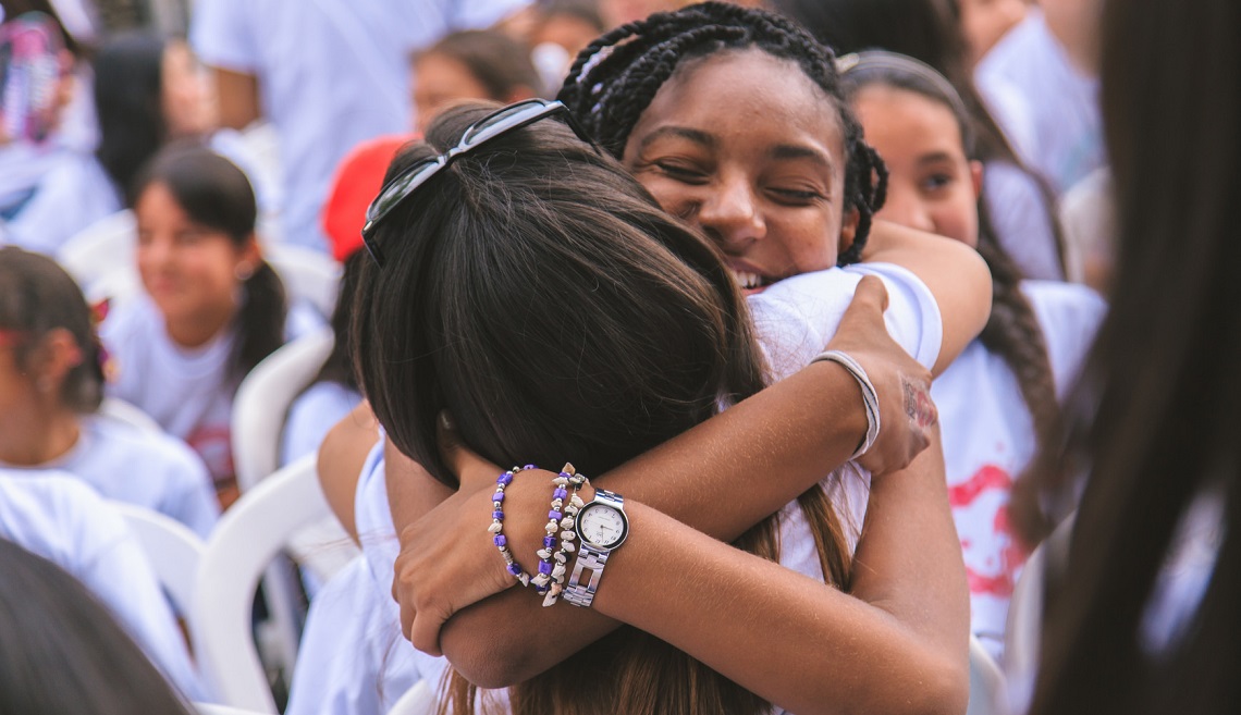 Gesto de convivencia pacífica de dos estudiantes Gesto de convivencia pacífica de dos estudiantes