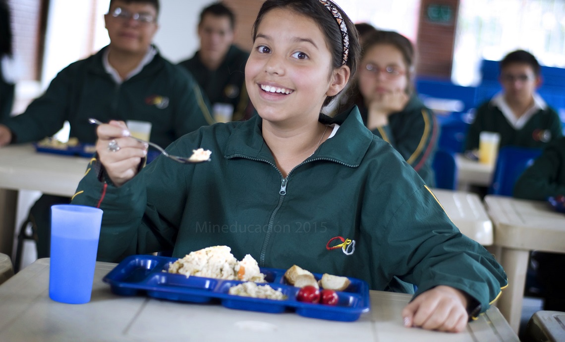 La propuesta, que contiene siete puntos y recoge aportes del Ministerio de Hacienda, del Departamento Nacional de Planeación y actores del Sector Educativo, plantea soluciones tendientes a lograr que esta iniciativa de permanencia de niños y jóvenes en los colegios oficiales sea más eficiente y transparente, blindando los recursos y mejorando su financiación.