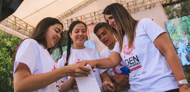 Estudiantes Generación Pazcifica con la Ministra de Educación Estudiantes Generación Pazcifica con la Ministra de Educación