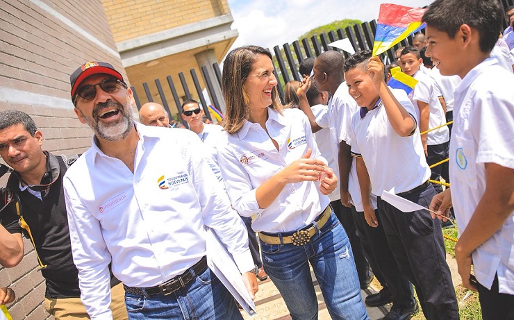 Ministra de Educación y Ministro de Vivienda saludan estudiantes del megacolegio Llano verde Ministra de Educación y Ministro de Vivienda saludan estudiantes del megacolegio Llano verde