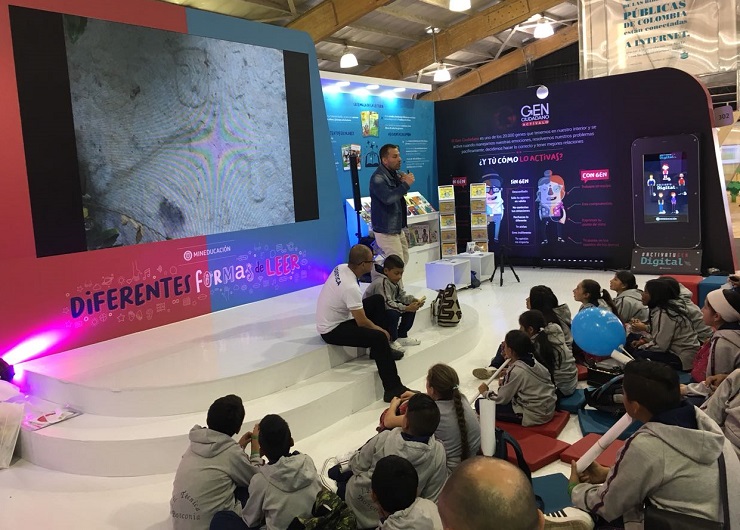 Estudiantes participan del estand Diferentes formas de leer en Filbo 2018 Estudiantes participan del estand Diferentes formas de leer en Filbo 2018