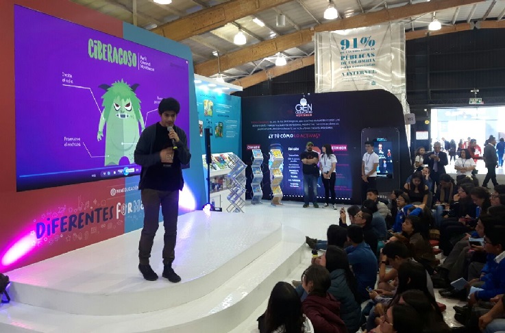 Estudiantes escuchan cómo se activa el gen digital en la Filbo 2018 Estudiantes escuchan cómo se activa el gen digital en la Filbo 2018