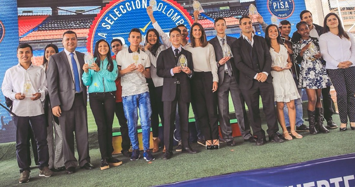 La Ministra junto a la Fundación Carlos Slim, Claro por Colombia, Computadores para Educar, OEI y el ICFES entregaron los galardones en seis categorías. La Ministra junto a la Fundación Carlos Slim, Claro por Colombia, Computadores para Educar, OEI y el ICFES entregaron los galardones en seis categorías.