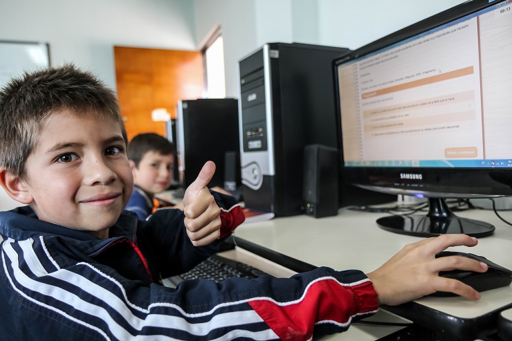 Estudiante presentando Supérate Estudiante presentando Supérate