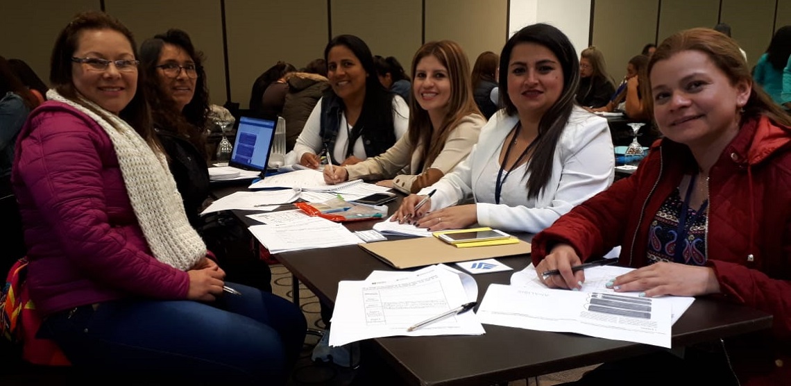 Docentes de transición y primaria en taller de currículo sugerido de inglés