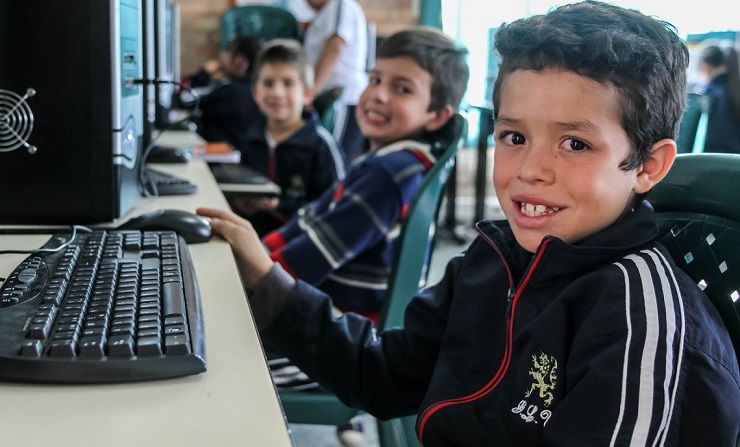 Estudiante presentando Supérate Estudiante presentando Supérate