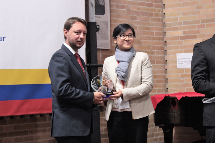 Santiago Fernández de Soto, jefe de la Oficina de Cooperación del Ministerio de Educación Nacional recibe el reconocimiento entregado al Ministerio un reconocimiento por su labor en materia de cooperación internacional.