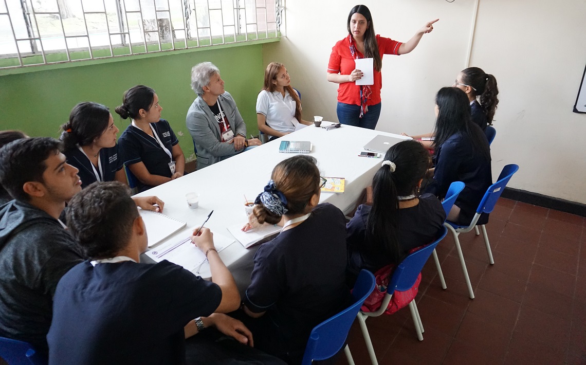 Docentes enseñando