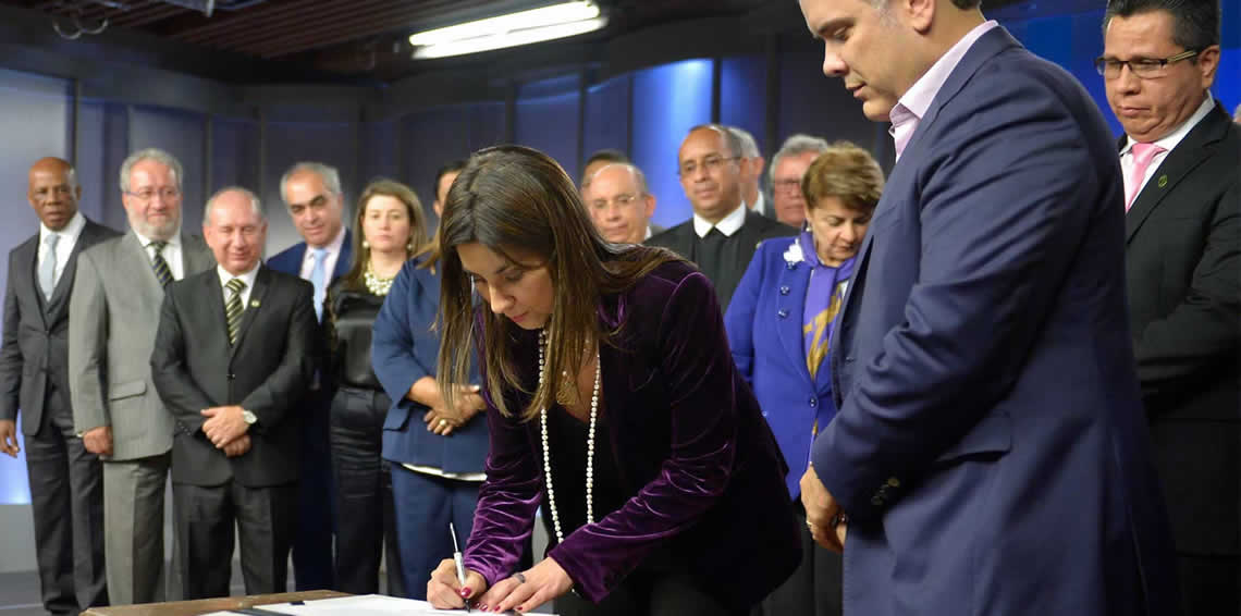 Gobierno y docentes logran acuerdo histórico